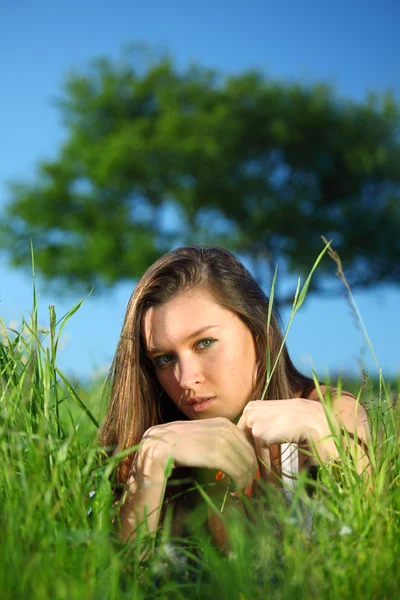 Brunette op gras — Stockfoto