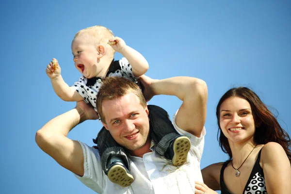 Mutlu bir aile içinde gök — Stok fotoğraf