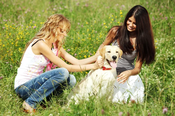 Dziewczyny i pies — Zdjęcie stockowe