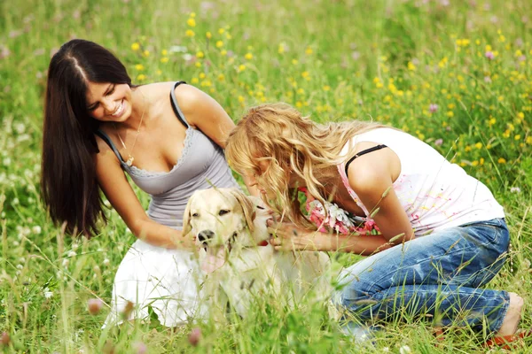 Freundinnen und Hund — Stockfoto