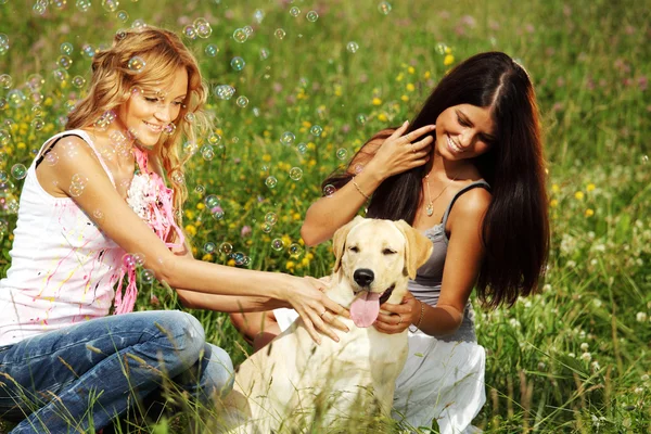 Barátnő, és a kutya — Stock Fotó