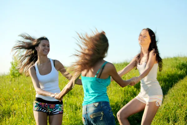 Vrouwen gras plezier — Stockfoto