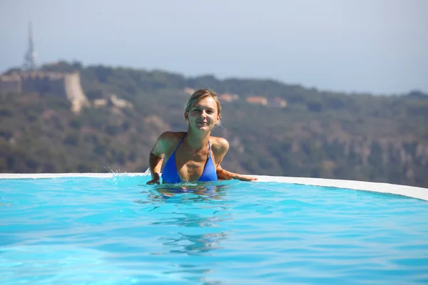 Vrouw in zwembad — Stockfoto