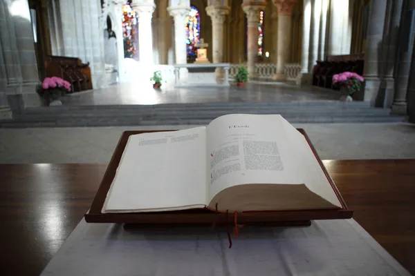 Библия в церкви — стоковое фото