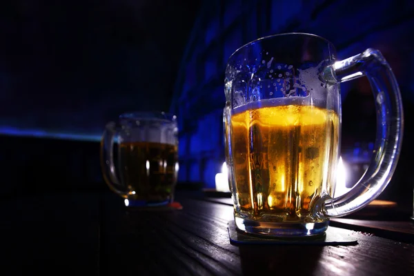 Cerveza en la oscuridad — Foto de Stock