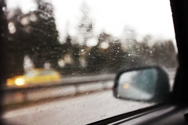 Το αυτοκίνητο στη βροχή — Φωτογραφία Αρχείου