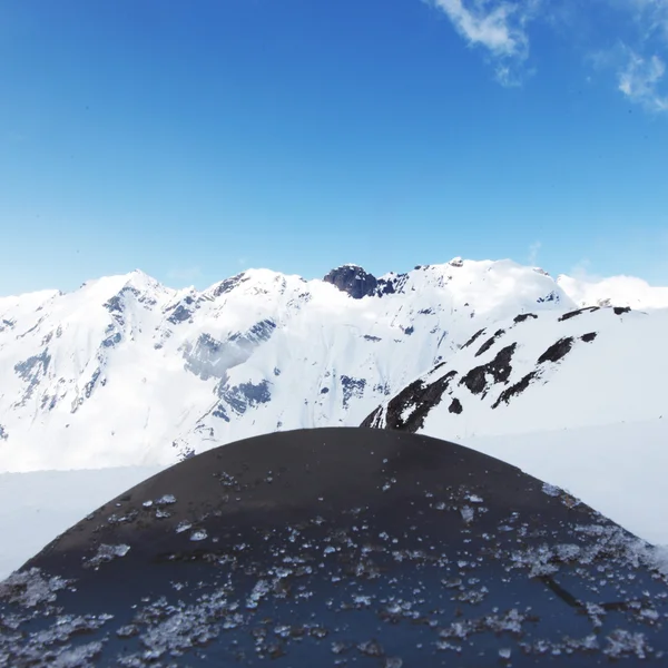 산에 스노우 보드 — 스톡 사진