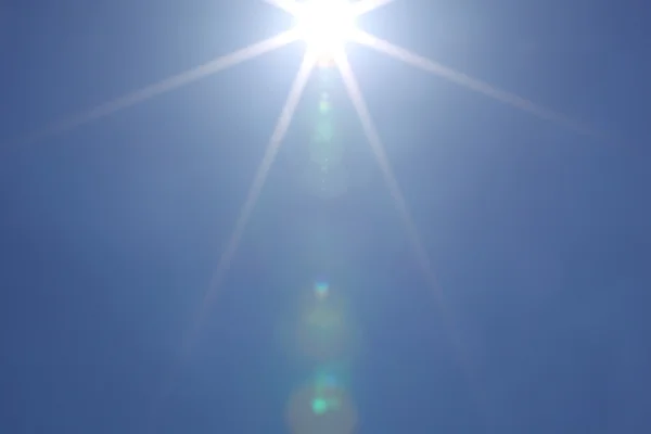 푸른 하늘의 태양 — 스톡 사진