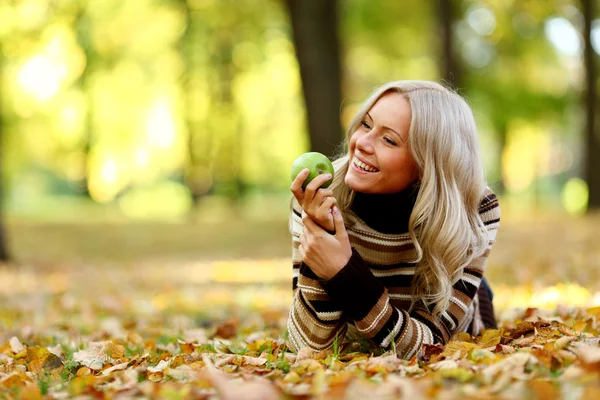 Nő zöld almával — Stock Fotó