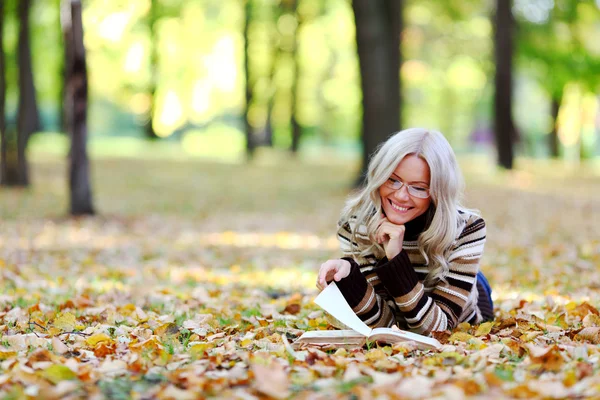 Mujer leída en el parque — Foto de Stock