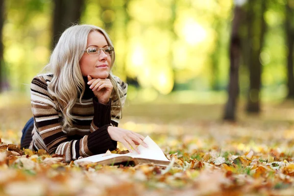 Γυναίκα που Διαβάστε στο πάρκο — Φωτογραφία Αρχείου