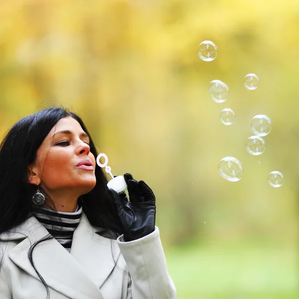 Outono mulher bolhas de sopro — Fotografia de Stock