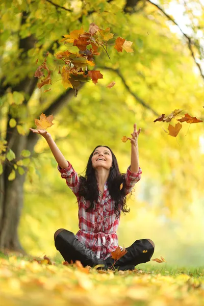 秋の公園で女性ドロップ葉 — ストック写真