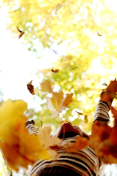 महिला शरद ऋतु पार्क में पत्तियां छोड़ती है — स्टॉक फ़ोटो, इमेज