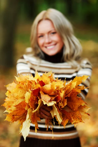 Sonbahar yapraklı kadın portresi — Stok fotoğraf
