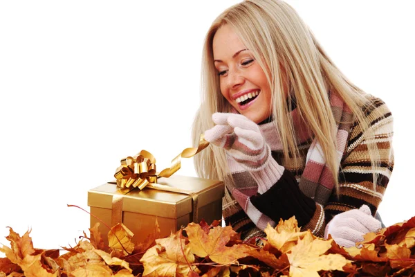Kvinna ta hösten gåva — Stockfoto