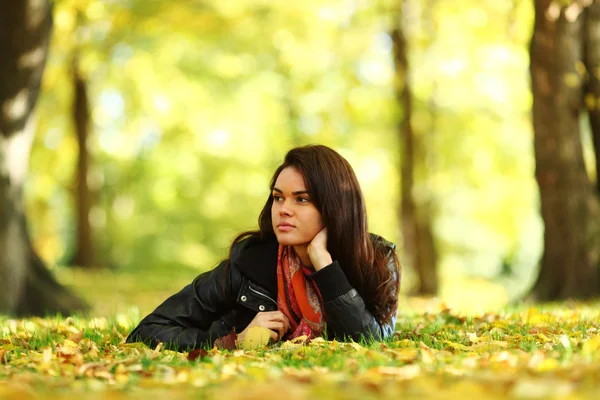 Kobieta portret w jesiennym liściu — Zdjęcie stockowe