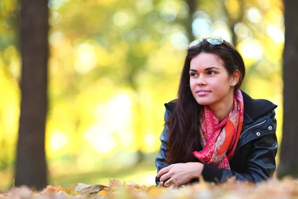Woman portret in autumn leaf — Stock Photo, Image