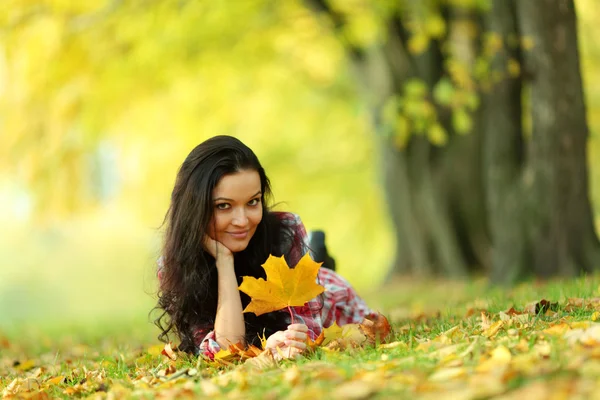 Portret donna in foglia autunno — Foto Stock