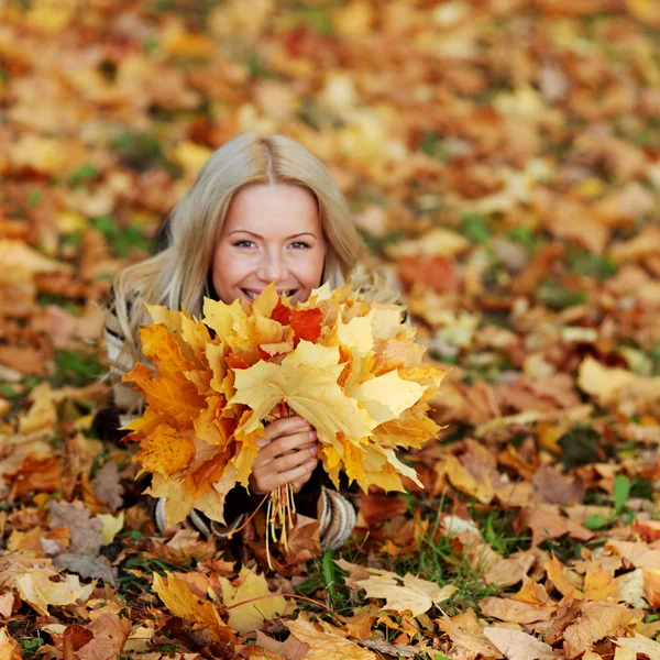 Portret mujer en hoja de otoño — Foto de Stock