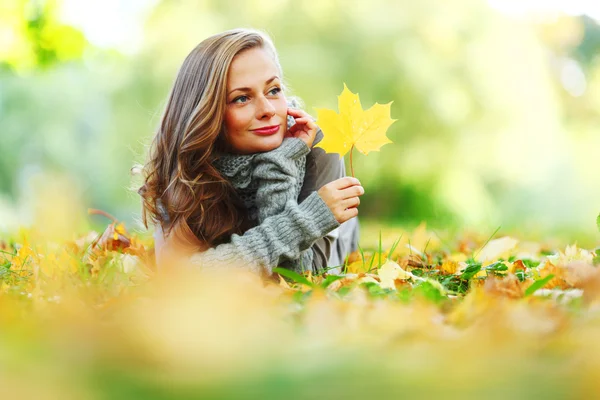 Γυναίκα portret το φθινόπωρο φύλλα — Φωτογραφία Αρχείου