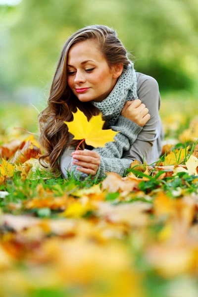 Γυναίκα portret το φθινόπωρο φύλλα — Φωτογραφία Αρχείου
