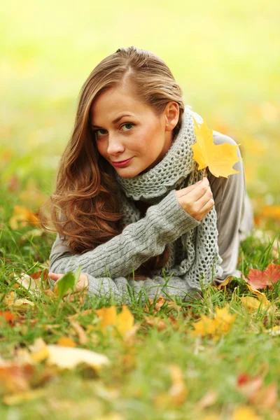 Portret mujer en hoja de otoño —  Fotos de Stock