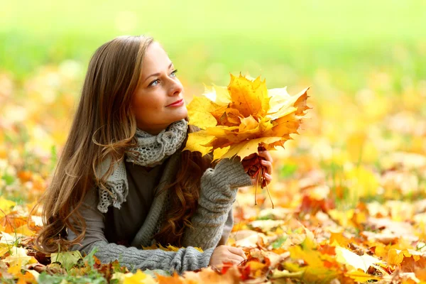 Portret mujer en hoja de otoño —  Fotos de Stock