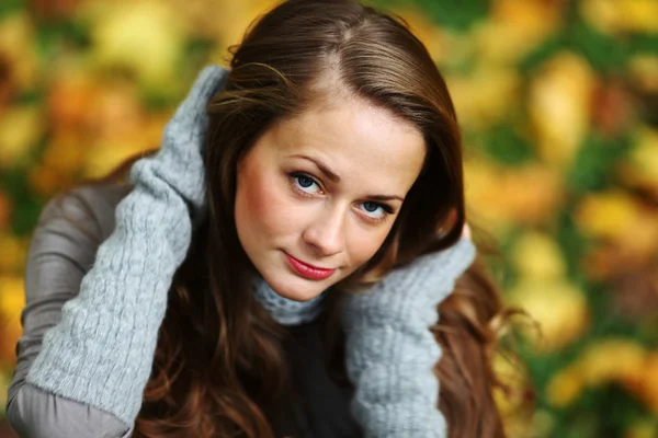 Portret donna in foglia autunno — Foto Stock
