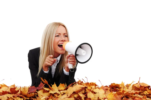Осенняя деловая женщина с мегафоном — стоковое фото