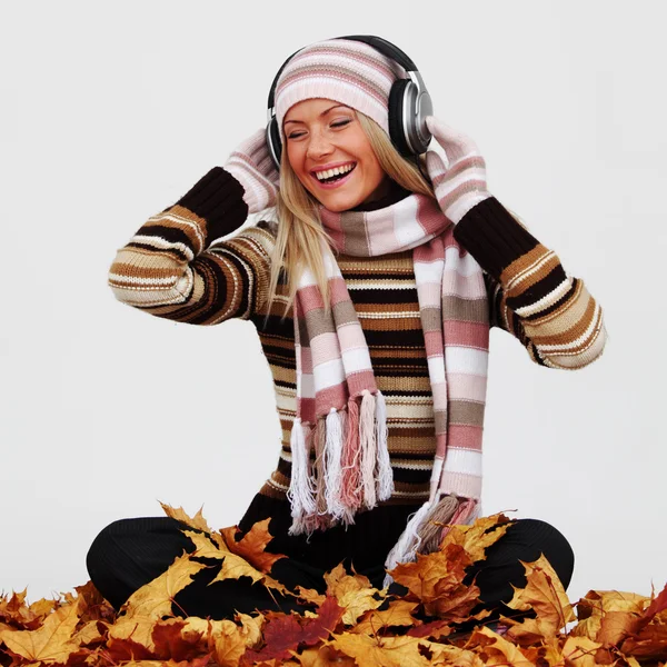 Herfst vrouw luisteren muziek — Stockfoto