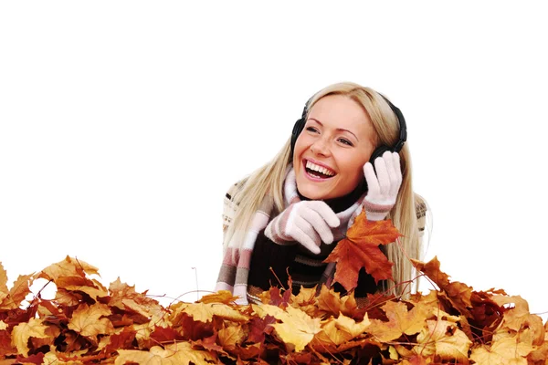 Höstens kvinna lyssnar musik — Stockfoto