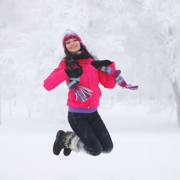 겨울 여자 점프 — 스톡 사진