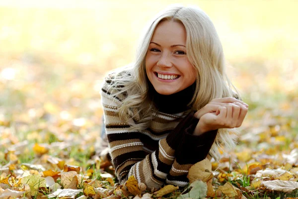 Осенняя женщина — стоковое фото