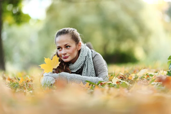 Portret mujer en hoja de otoño Fotos De Stock Sin Royalties Gratis