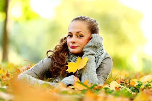Žena portret v podzimním listu Stock Snímky