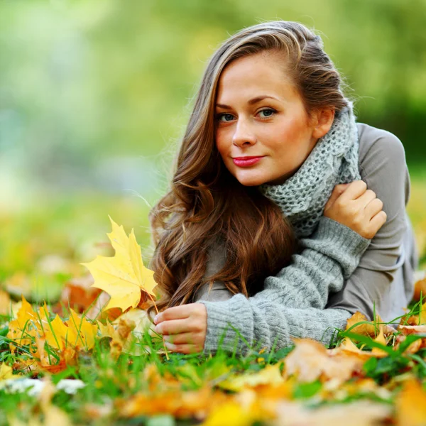 Portret mujer en hoja de otoño Imagen De Stock