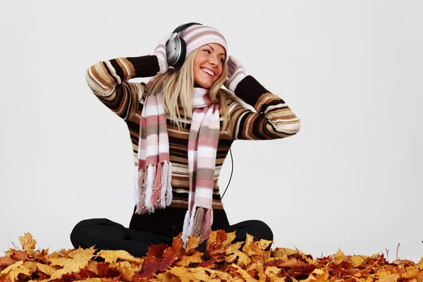 Осенняя женщина слушает музыку — стоковое фото