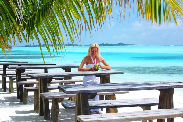 Vrouw in een tropische café — Stockfoto