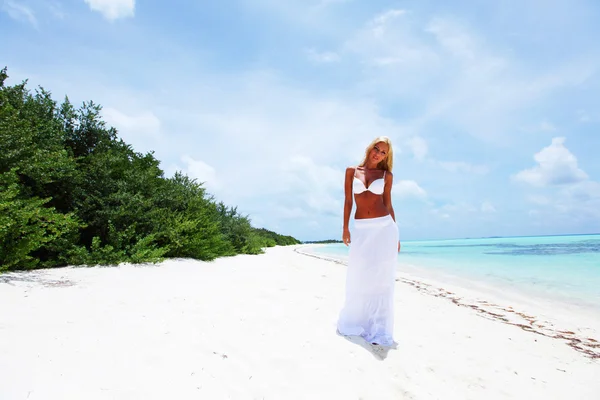 Kvinna i bikini på stranden — Stockfoto