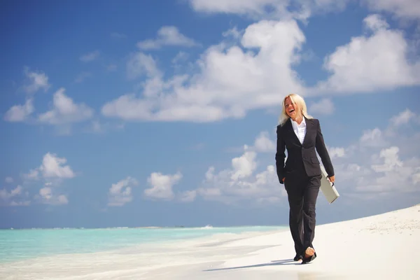 Geschäftsfrau an der Küste des Ozeans — Stockfoto