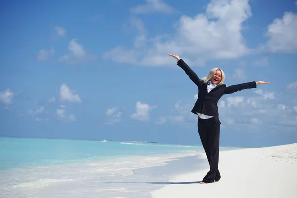Kobieta szczęśliwa biznes na wybrzeżu Oceanu — Zdjęcie stockowe