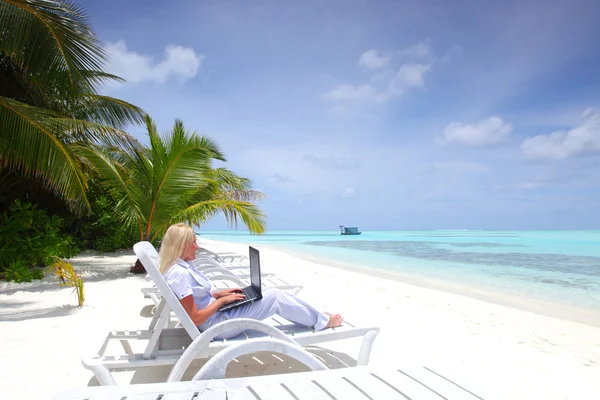 热带商务女人用的笔记本电脑 — 图库照片