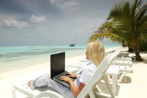 Mulher de negócios tropical com laptop — Fotografia de Stock
