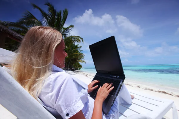 Tropical business woman with laptop — Stock Photo, Image