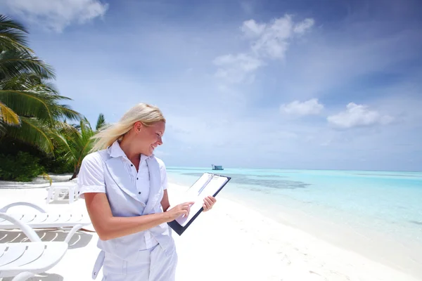 Business woman with blank paper on the ocean coast — Stock Photo, Image