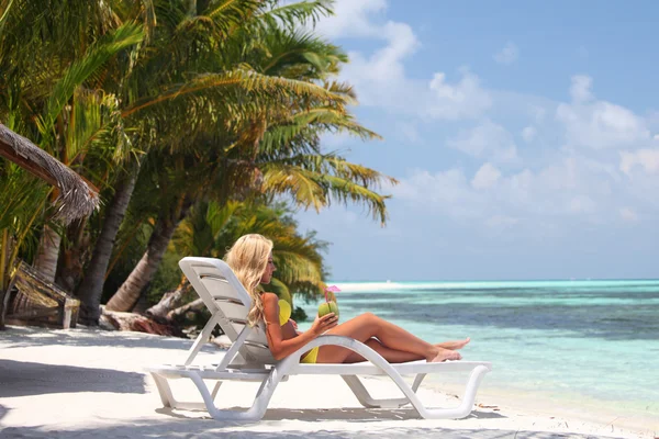 Tropische Frau auf Lounge — Stockfoto