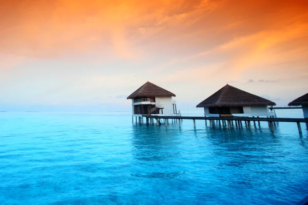 Casas das Maldivas ao nascer do sol — Fotografia de Stock