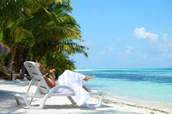 Tropikal kadına lounge — Stok fotoğraf