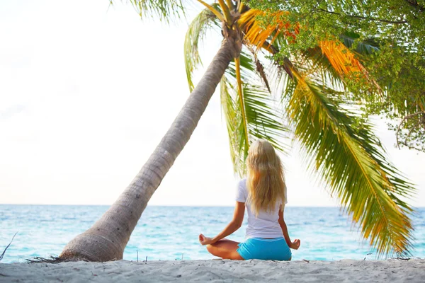 Yoga vrouw onder palm — Stockfoto